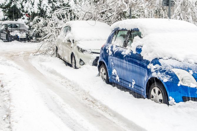 Zima sneg mećava zavejani automobili kola