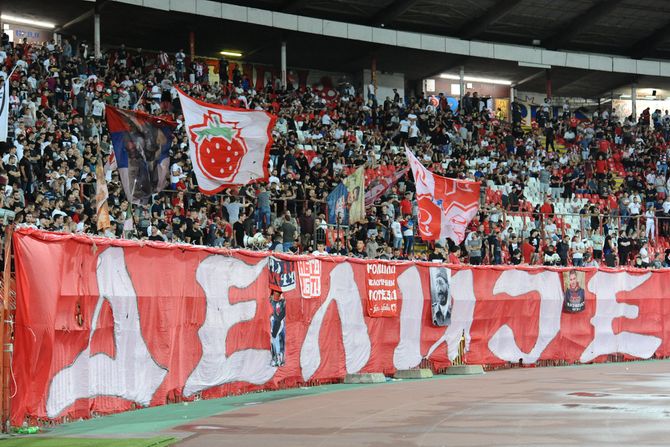 Delije Sever, zastave, navijači, FK Crvena zvezda