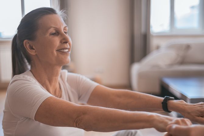 Menopauza, vežbanje, sredovečna žena Menopauza, vežbanje, sredovečna žena