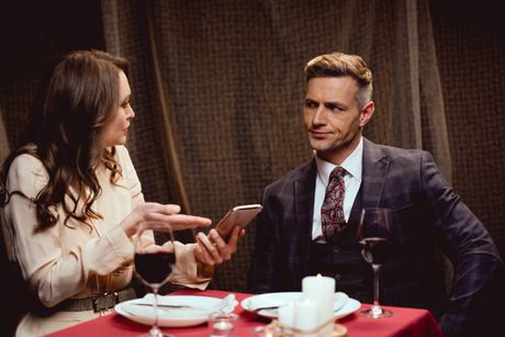 Ljubavni sastanak, svađa, telefon Ljubavni sastanak, svađa, telefon