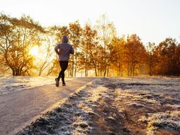 Sunčano hladno jutro, trčanje