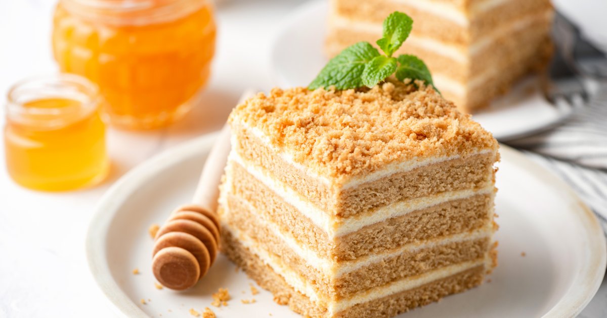 Medena pita kao iz detinjstva: Mekana, mirisna i sve bolja što duže stoji