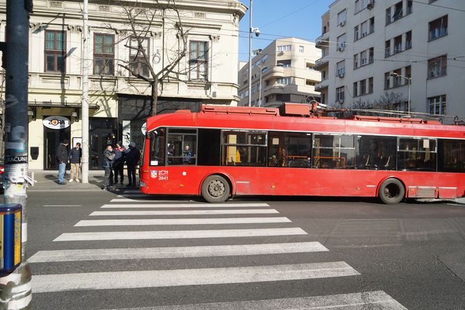 Trolejbus udario zenu, dom omladine Trolejbus udario zenu, dom omladine