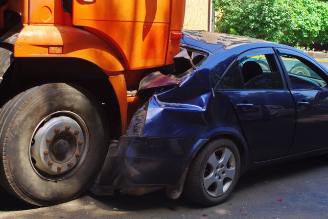 Udes sudar nesreća saobraćaj kamion automobil