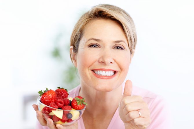 žena, hrana, menopauza, starija žena, voće, dijeta žena, hrana, menopauza, starija žena, voće, dijeta
