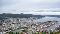 Grad poznat kao „Srce fjordova“ okružuje čak 7 planina