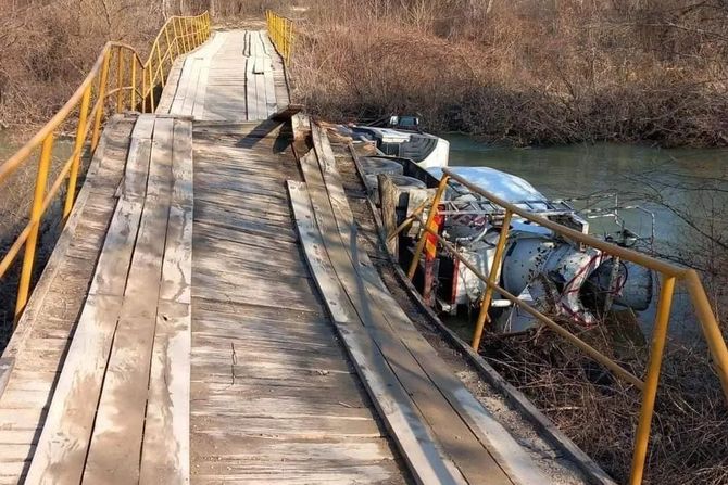 Između sela Rabrova i sela Dušmanića kamion mešalica pao sa mosta