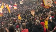Pogledajte kako su navijači Rome dočekali grupu kojoj su Delije otele zastavu i spalile na Marakani