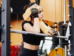 žena, tužna, teretana, zabrinuta, stres, loš trening