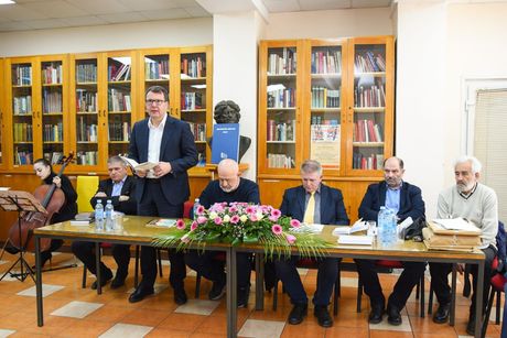 Pesniku Andriji Raduloviću dodeljena književna nagrada „Nebojša Devetak“ na svečanosti povodom Dana Biblioteke „Danilo Kiš“ u Vrbasu