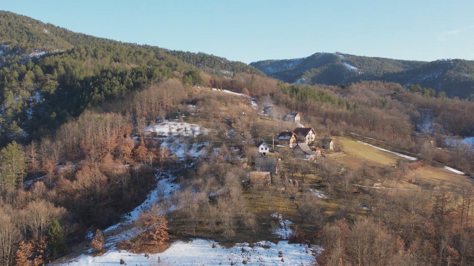 Selo koje na neverovatan način spaja tradicionalno i moderno, predstavlja i spoj dve interesantne planine