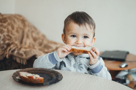 Dete jede hleb
