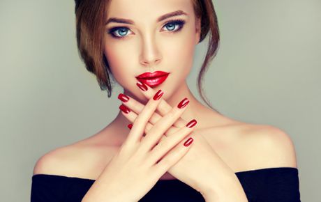 Lepa devojka nokti lak za nokte karmin ruž crveni