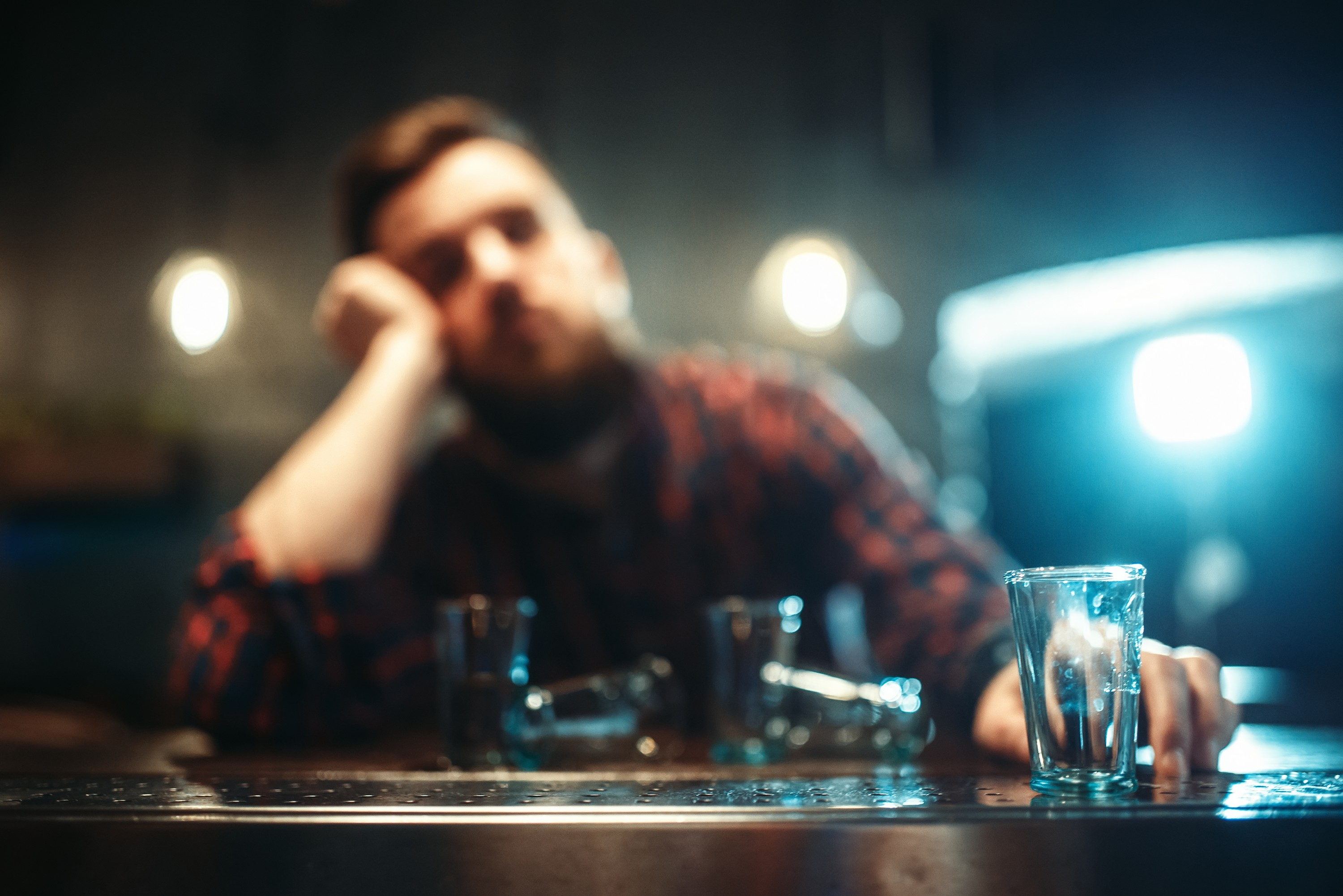 Vino, pivo ili žestina: Šta da pijete, a da sutradan nemate glavobolju i jedva sastavljate kraj s krajem