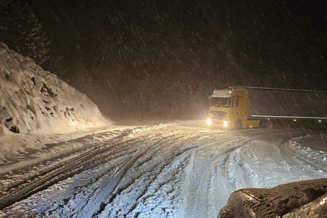 Zlatibor, sneg, zavejan put