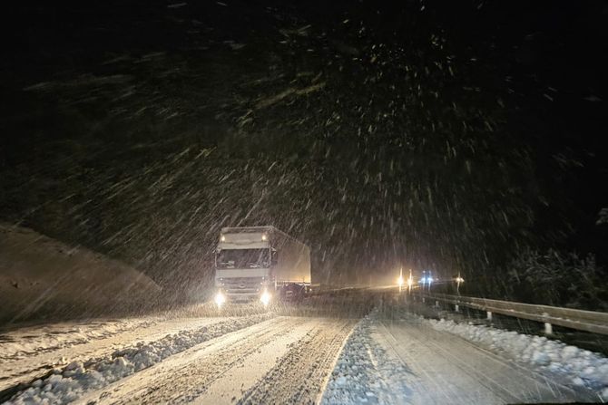 Zlatibor, sneg, zavejan put