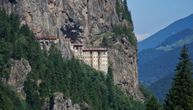 U isto vreme se monasima ukazala Bogorodica i tako je nastao manastir koji "lebdi nad crnom planinom"