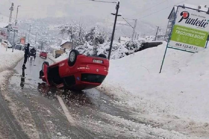 Prevrnuto vozilo auto-škole u Priboju