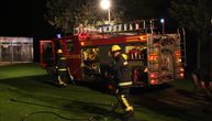 Požar u Zemunu: Vatrogasci razbijaju staklo kako bi ušli u prodavnicu koja gori