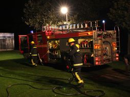 Vatrogasci vatrogasno vozilo noć