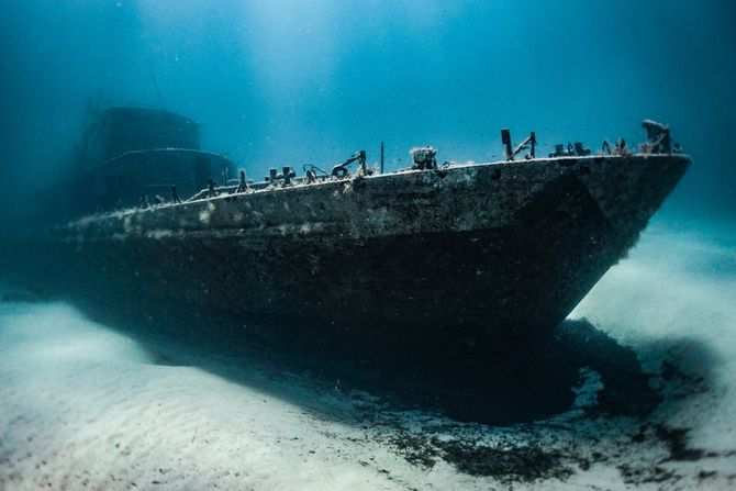 Brod na dnu mora olupina Brod na dnu mora olupina