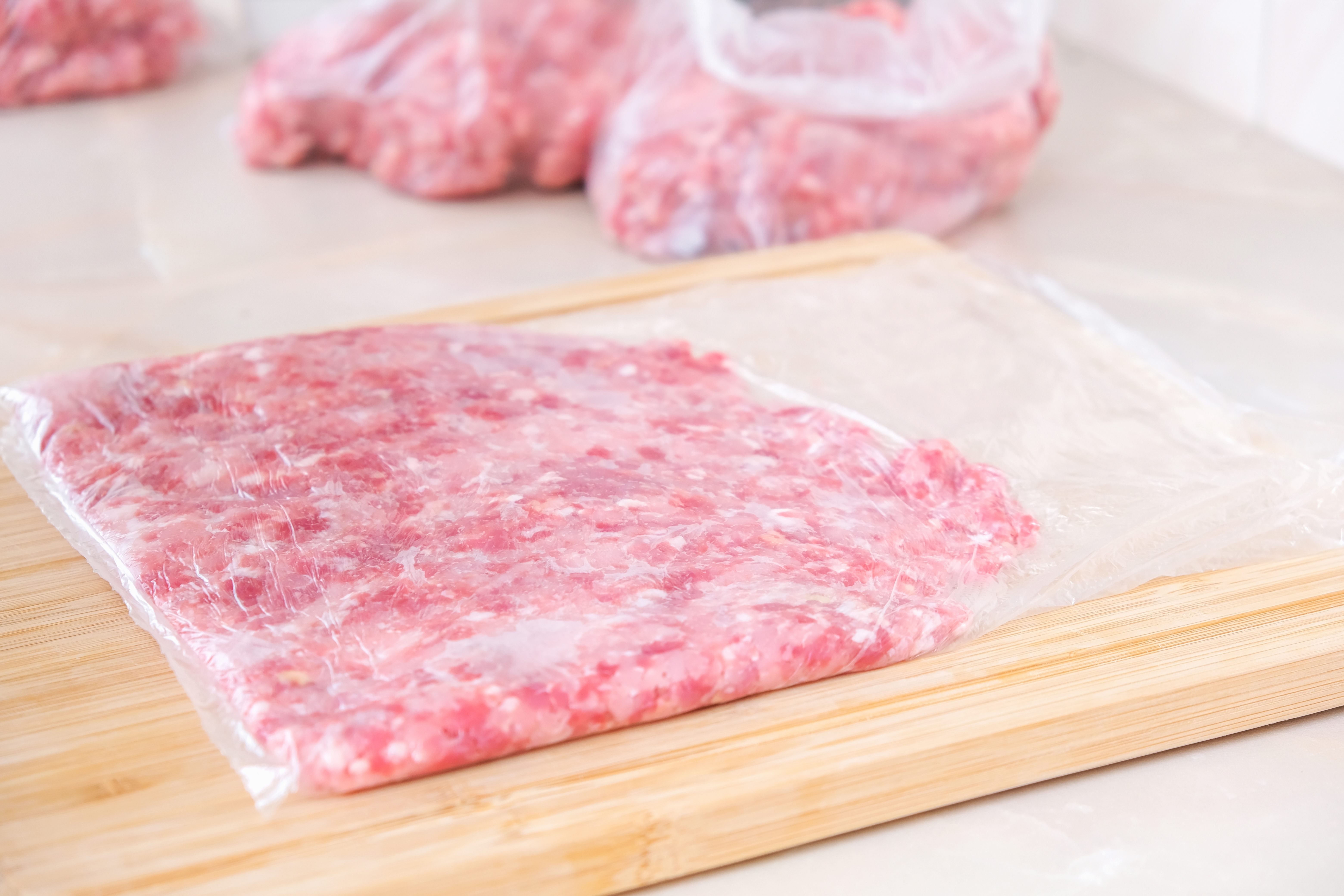 Trik od 5 sekundi koji otkriva da li je meso zaista sveže: Pogledajte šta morate da uradite pre kupovine