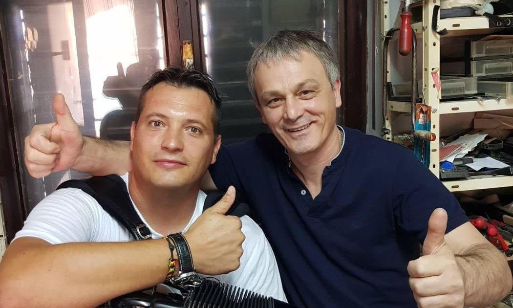 Dragan jedini u Srbiji pravi harmonike - Telegraf.rs
