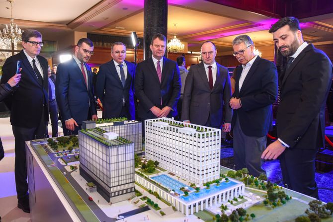 Predsednik Pokrajinske vlade Igor Mirović, gradonačelnik Novog Sada Мilan Đurić, ugovor, hotel, Hyatt Regency Novi Sad Predsednik Pokrajinske vlade Igor Mirović, gradonačelnik Novog Sada Мilan Đurić, ugovor, hotel, Hyatt Regency Novi Sad