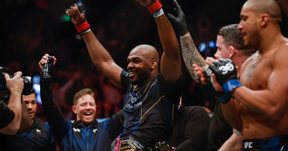 UFC-ov šampion u ulozi specijalca: Džons iznenadio navijače novim "poslom"