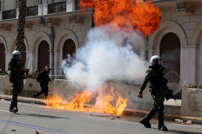 Atina, Grčka, protest, sudar vozova