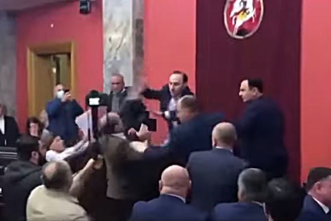 Gruzija parlament tuča