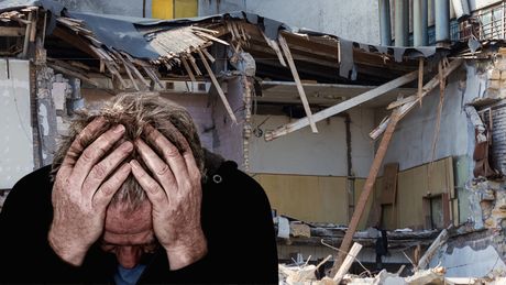 Srušena porušena kuća tužan čovek