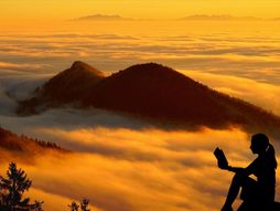 Žena, knjiga, planine, meditacija