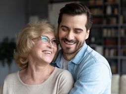 Mama i sin, starija žena, mlađi muškarac