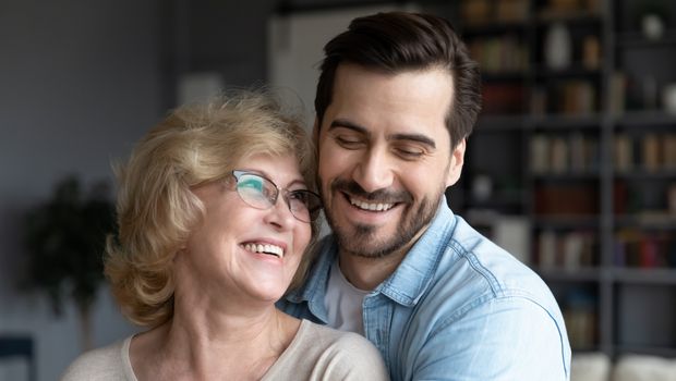 Mama i sin, starija žena, mlađi muškarac