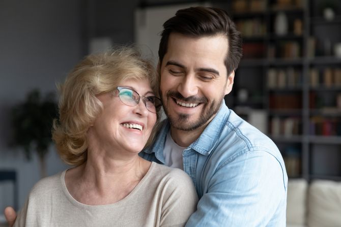 Mama i sin, starija žena, mlađi muškarac