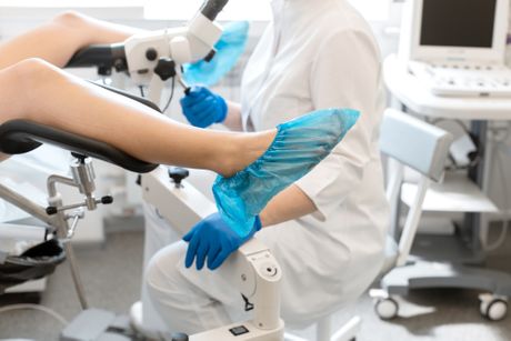 Ginekološki pregled ginekološka ordinacija žena devojka na ginekološkom pregledu Ginekološki pregled ginekološka ordinacija žena devojka na ginekološkom pregledu