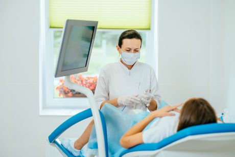 Ginekološki pregled ginekološka ordinacija žena devojka na ginekološkom pregledu Ginekološki pregled ginekološka ordinacija žena devojka na ginekološkom pregledu