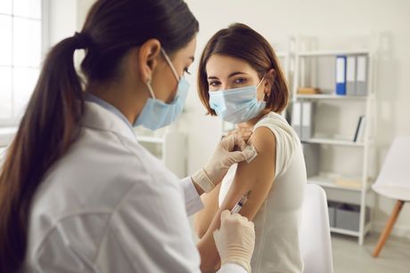 žena prma vakcinu, vakciniše se