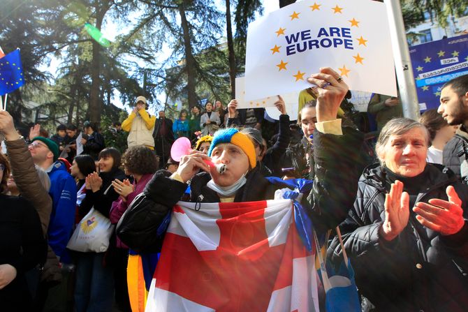 Gruzija Tbilisi protesti zakon strani agenti