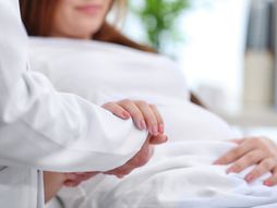 Trudnica trudnoća abortus doktor pacijent podrška