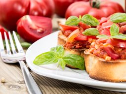 brusketi sa tunjevinom i paradajzom