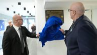 Vesić otkrio ploču zahvalnosti u Dadovu: "Ponosan što stojim u najmodernijem pozorištu u Beogradu"