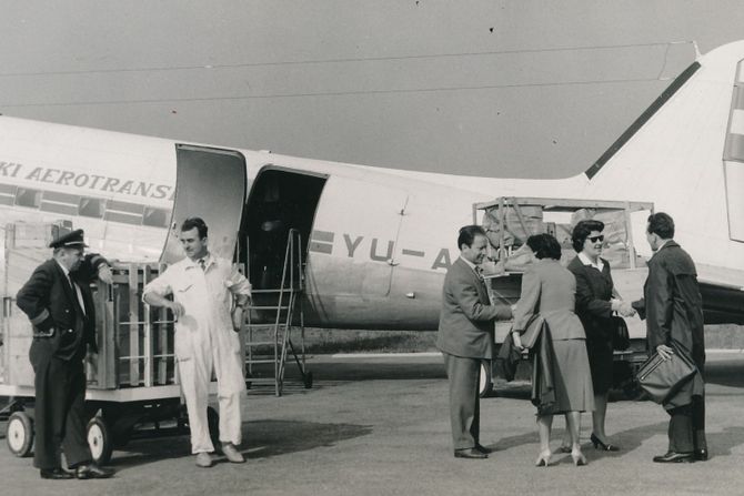 Jugoslovenski aerotransport prenosi pomoć u Bizertu Tunis