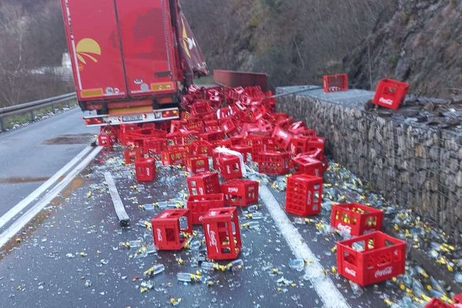 Na magistralnom Kraljevo - Raška,  Bogutovac kamion šleper gajbe pale na put Na magistralnom Kraljevo - Raška,  Bogutovac kamion šleper gajbe pale na put