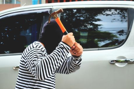 Lopov čekić krađa obijanje  automobila kola