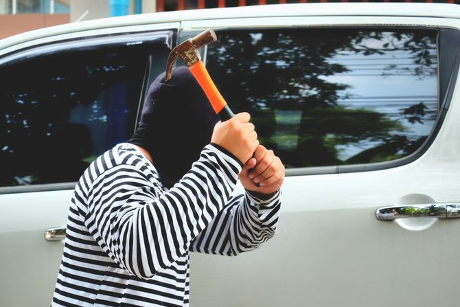 Lopov čekić krađa obijanje automobila kola Lopov čekić krađa obijanje automobila kola