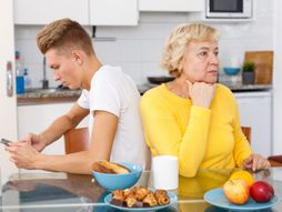 Majka sin ljuti svađa tužni ne pričaju