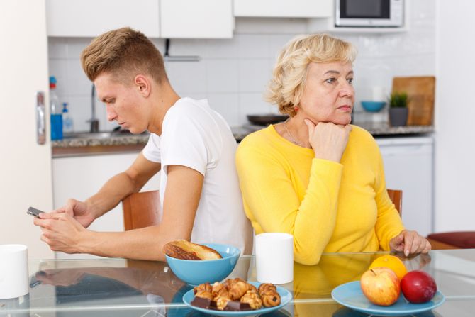 Majka sin ljuti svađa tužni ne pričaju Majka sin ljuti svađa tužni ne pričaju