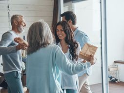 poklon mladi par mladenci